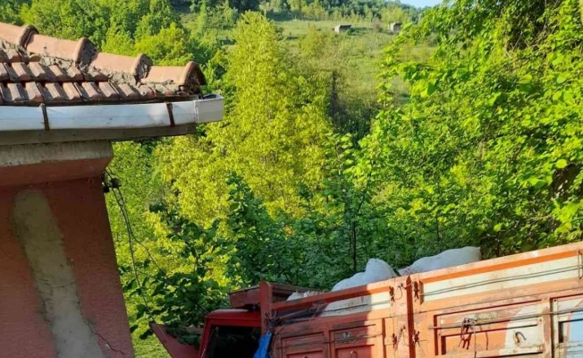 Zonguldak’ta feci kaza: Evinin önünde otururken kamyonetin altında can verdi