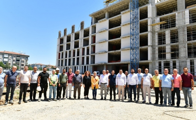Başkan Çınar, yeni belediye hizmet binası inşaatında çalışan işçilerle bir araya geldi