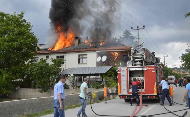 Burdur’da evin çatısını saran alevler paniğe sebep oldu