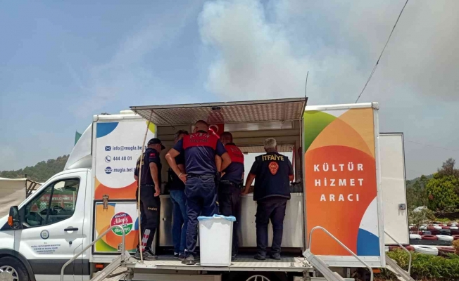 Büyükşehir personeli Marmaris yangınında teyakkuz halinde