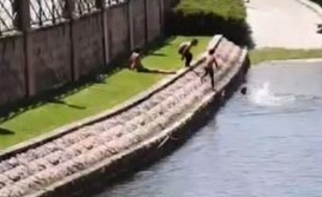 Çocukların su kanalında tehlikeli oyunu