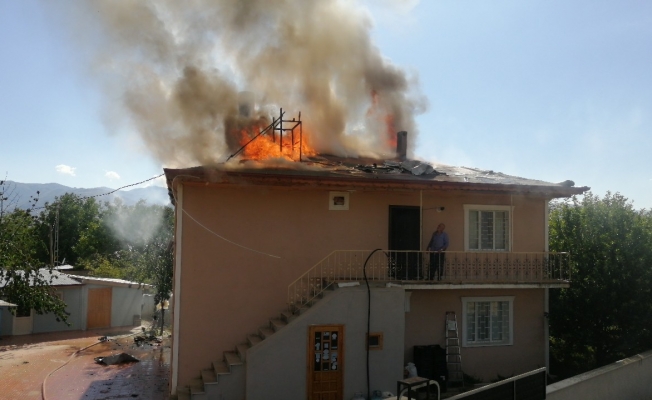 Erzincan’da çatı yangını
