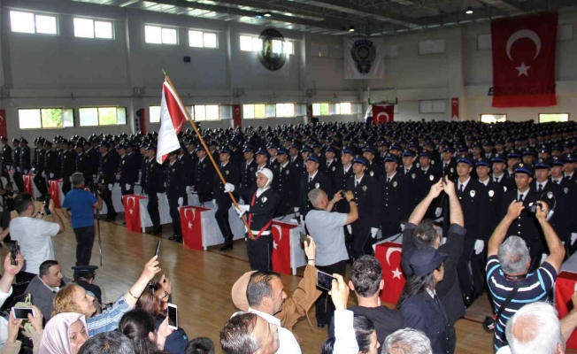 Erzincan’da polis adaylarının coşkulu mezuniyet sevinci