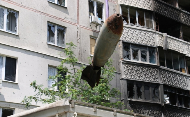 Harkov’da 9 katlı binanın çatısındaki bomba vinçle çıkarıldı