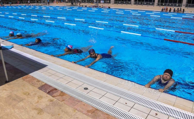 Mersin Büyükşehir Belediyesinin ücretsiz yüzme kursları başladı