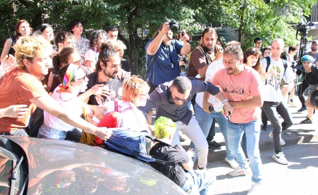Ankara’da izinsiz LGBT yürüyüşüne polis müdahalesi