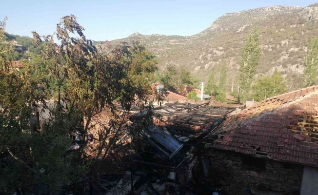 Burdur’da çıkan yangında 2 ev kullanılmaz hale geldi, 1 ev ağır hasar aldı