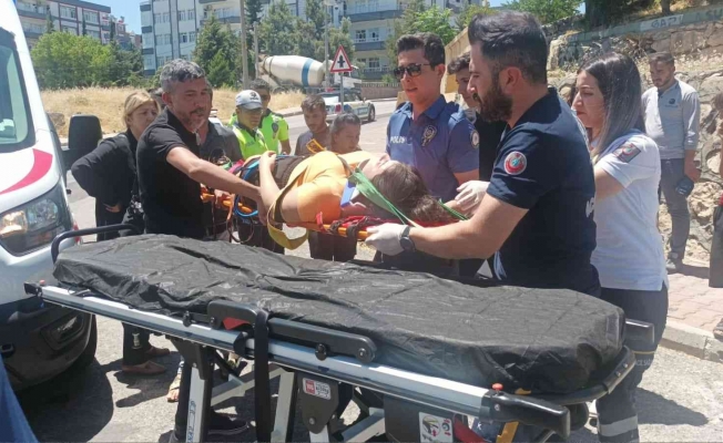 Devrilen elektrikli bisikletin sürücü yaralandı