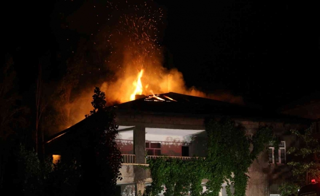 Muş’ta 2 katlı evin çatısında yangın çıktı