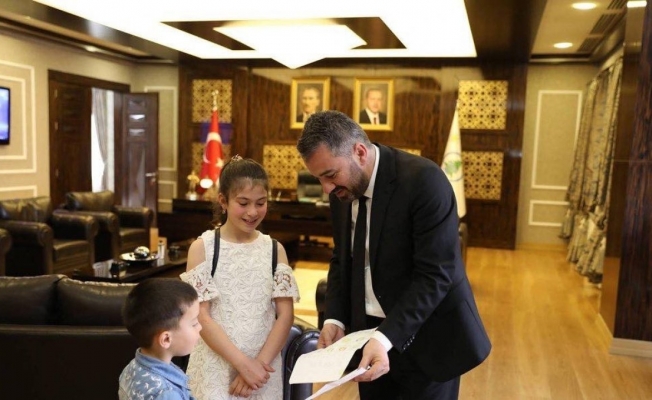 Pursaklar Belediye Başkanı Çetin, minikleri makamında konuk etti