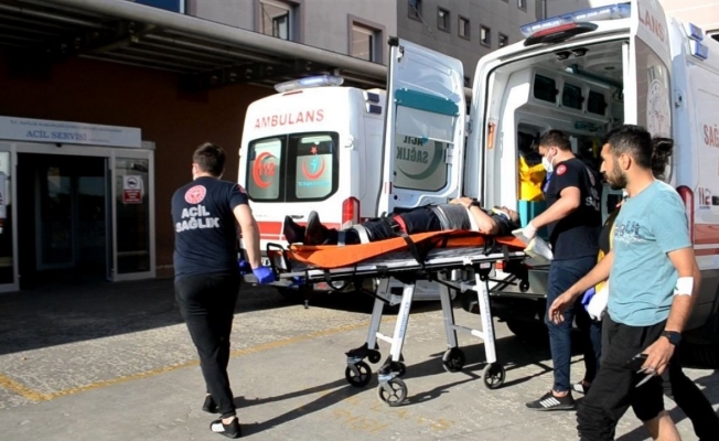 Silivri’de minibüsle çarpışan otomobil takla attı: 3 yaralı