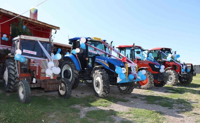 Sünnet düğününde otomobiller yerlerini traktörlere bıraktı
