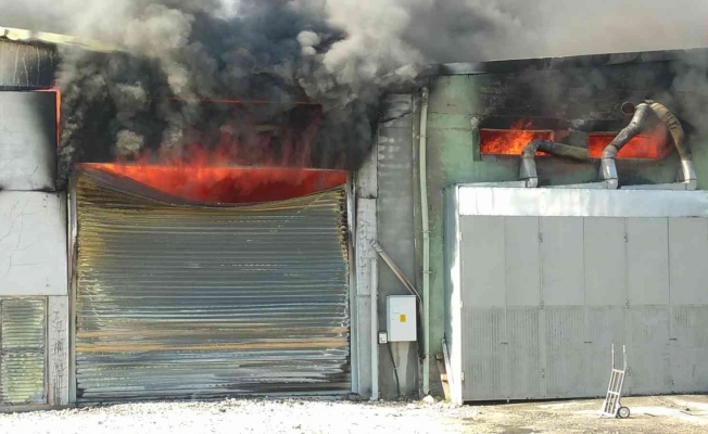 Uşak’ta tekstil fabrikasında korkutan yangın