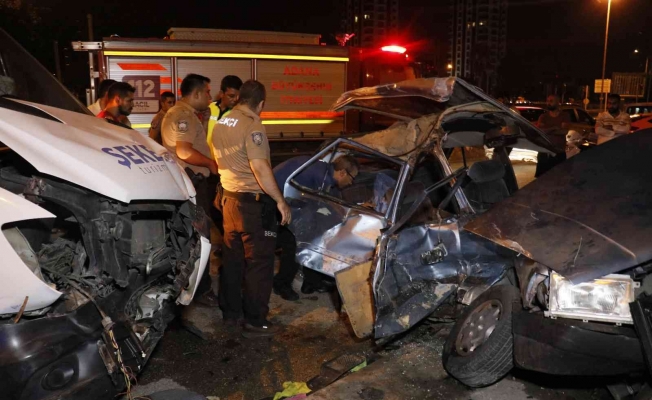 Adana’da otomobil ile servis aracı çarpıştı: 4 yaralı