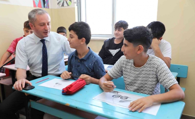 Ağrı Milli Eğitim Müdürü Kökrek, okullarda açılan yaz kurslarını ziyaret etti