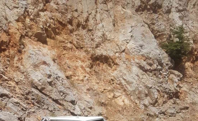 Antalya’da otomobil, şarampoldeki kayalara çarptı: 1 yaralı