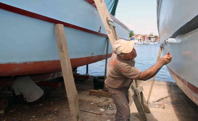 Balıkçılar yeni av sezonuna teknelerine bakım yaparak hazırlanıyor