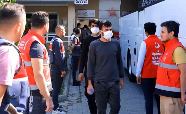 Edirne’de 110 yabancı uyruklu göçmen sınır dışı edilmek üzere İstanbul’a gönderildi