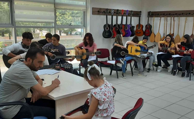 Gençlik Merkezi’nin gitar eğitimlerine yoğun ilgi