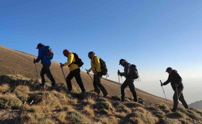 Karslı dağcılar Süphan Dağı’na tırmandı