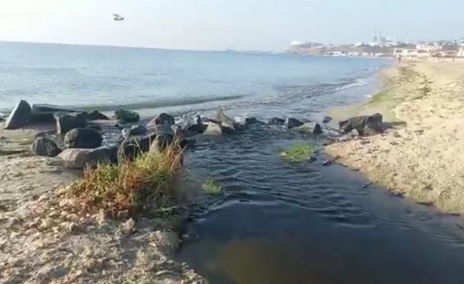 Kınıklı Deresinden Marmara Denizine simsiyah akan pis sular böyle görüntülendi