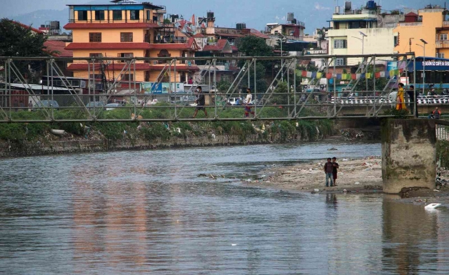Nepal’in sembollerinden Bagmati Nehri siyaha büründü