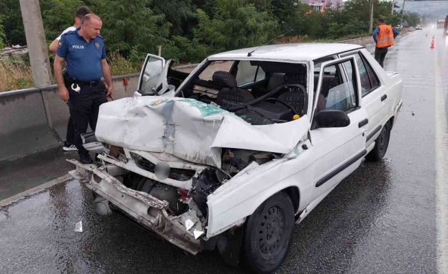 Samsun’da otomobil tıra çarptı: 3 yaralı