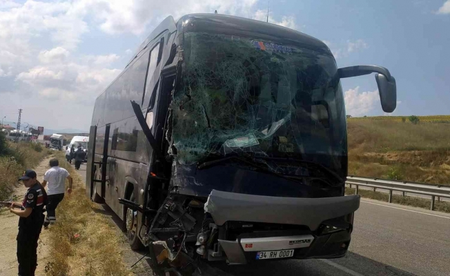 Samsun’da tur otobüsü tırla çarpıştı: 3 yaralı