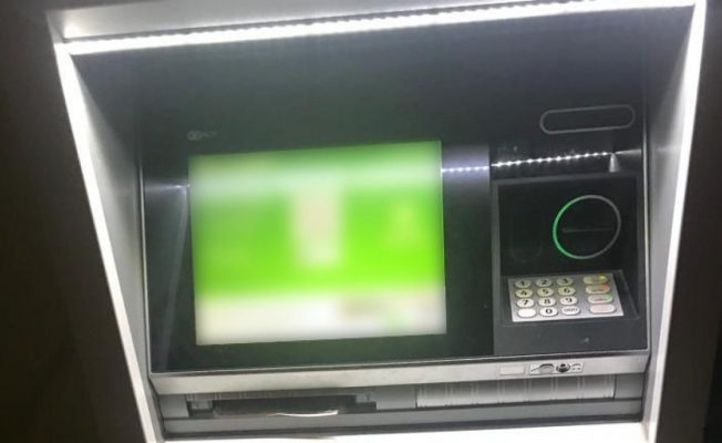 Şaşkın vatandaşın ATM’ye fazla yüklediği paralar yola saçıldı