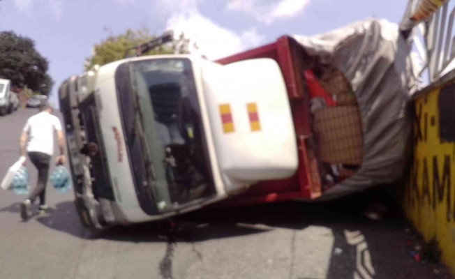 Şişli’de yol verme kazası: Kamyonet devrildi
