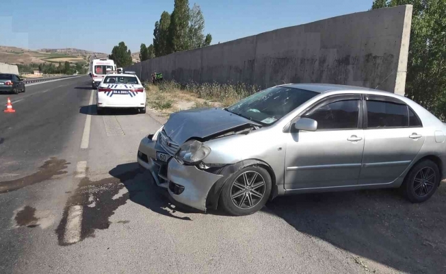 Sivas’ta otomobiller çarpıştı: 4’ü çocuk 13 yaralı