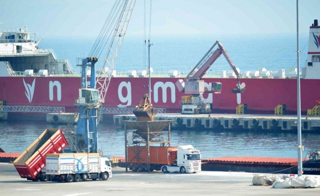 Ukrayna’dan gelen gemideki 3 bin 50 ton buğday kamyonlara aktarılıyor