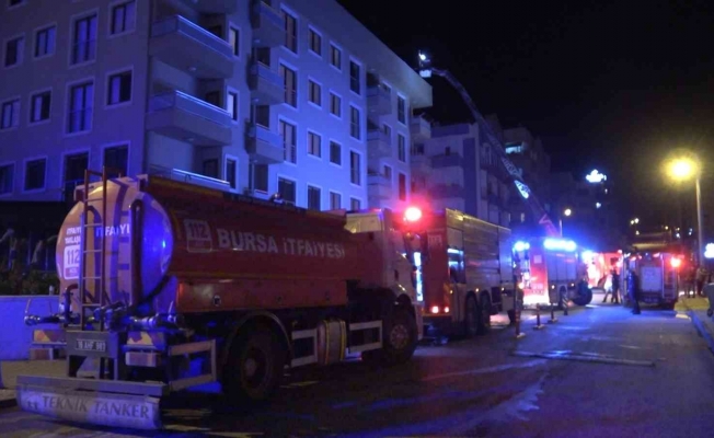 Bursa’da 6 katlı binanın çatı katı alev alev yandı, 1 kişi dumandan etkilendi