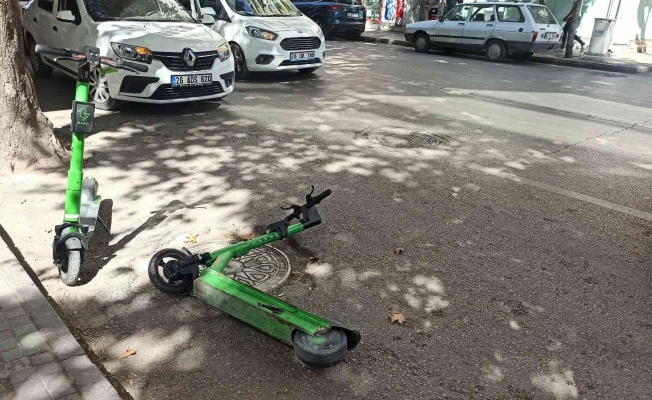 Caddeye bilinçsizce bırakılan kiralık scooterlar tepkiye neden oldu