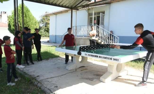 (cumaya) Yenişehir Belediyesi okullara tenis masası dağıttı