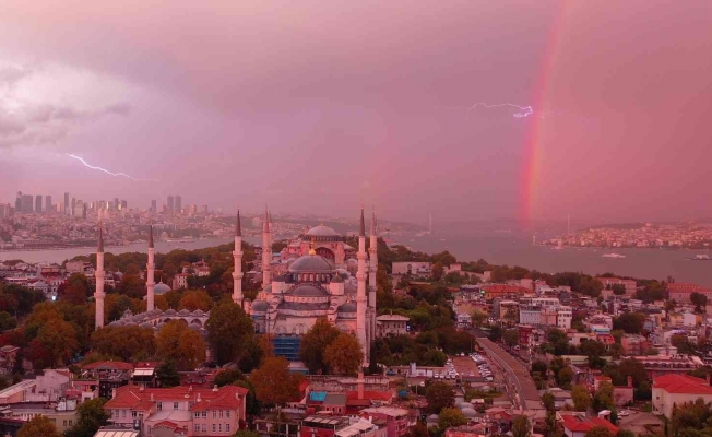 İstanbul’da gökkuşağı ve şimşekler kartpostallık görüntü oluşturdu