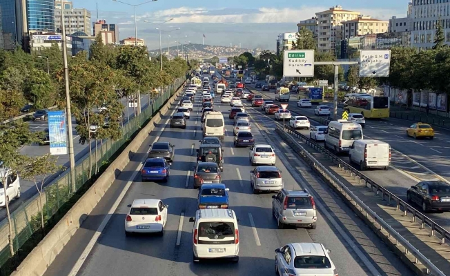 İstanbul’da haftanın son iş gününde trafik yoğunluğu oluştu