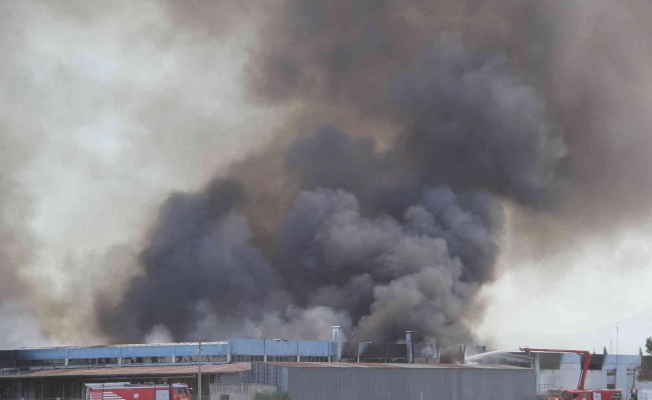 İzmir’de yatak fabrikasındaki yangın kontrol altında