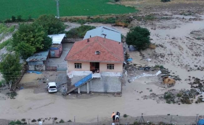 Kayseri’de yağmur sele neden oldu, mahsur kalan 2 kişi kurtarıldı