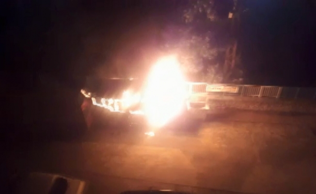 Konya’da park halindeki minibüs alev alev yandı