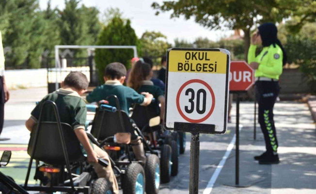 Mobil Trafik Eğitim Tırı ile ilkokul öğrencileri trafik bilinci kazanıyor