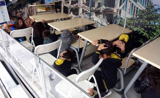 Öğrenciler deprem anını simülasyon tırında yaşadı