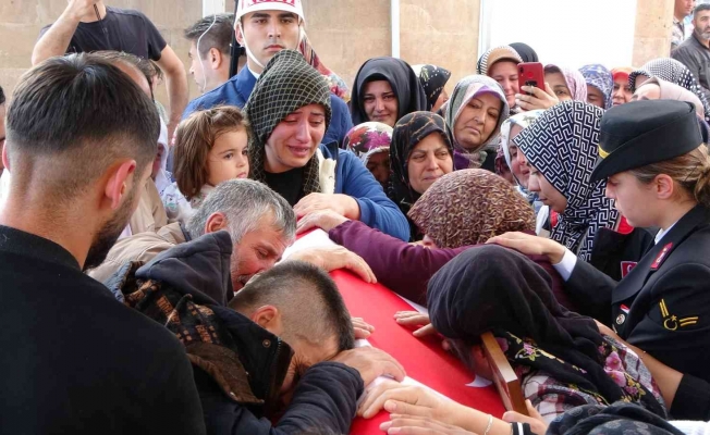 Pençe-Kilit şehidinin Türk bayrağına sarılı tabutuna sarılan ailesi gözyaşlarına boğuldu