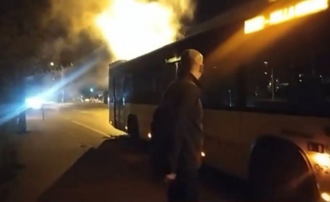 Pendik’te arkasından dumanlar yükselen İETT otobüsü yolda kaldı