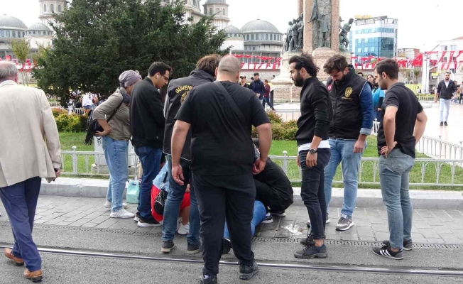 Şeker krizine giren kadın turist Taksim’de yere yığıldı, yardımına polis koştu
