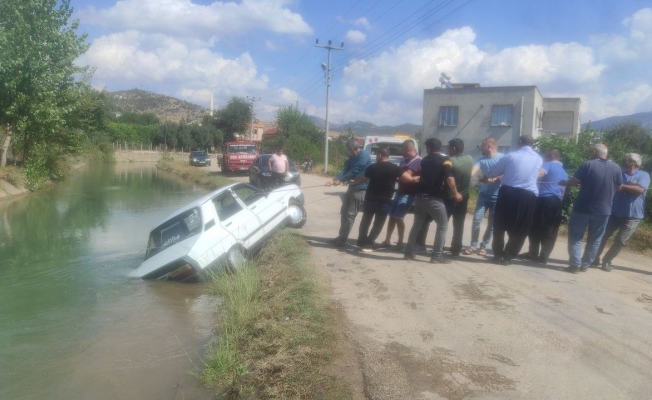 Sulama kanalına düşen otomobili kurtarma operasyonu: Vatandaşlar seferber oldu