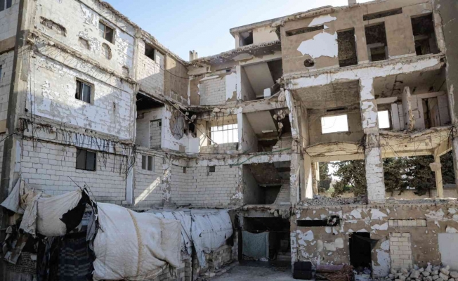 Suriye’de yerinden edilenler yıkılma tehlikesi altındaki binalarda yaşamlarını sürdürmeye çalışıyor