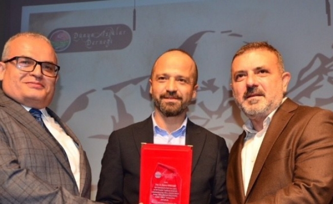 Türk Dünyası Aşık Edebiyatı’na Hizmet Ödülü Prof. Dr. Durbilmez’e