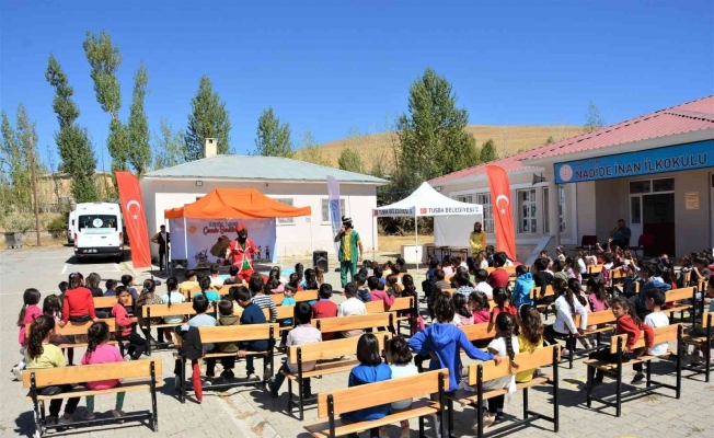 Tuşba Belediyesi, öğrencileri tiyatro ile buluşturmaya devam ediyor