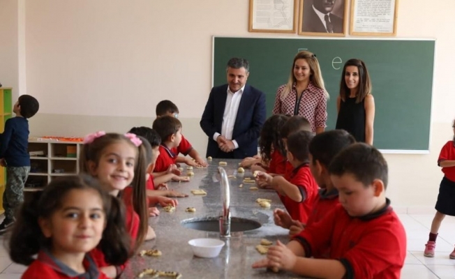 Vali Cevdet Atay, ana okulu öğrencilerinin dersine girdi